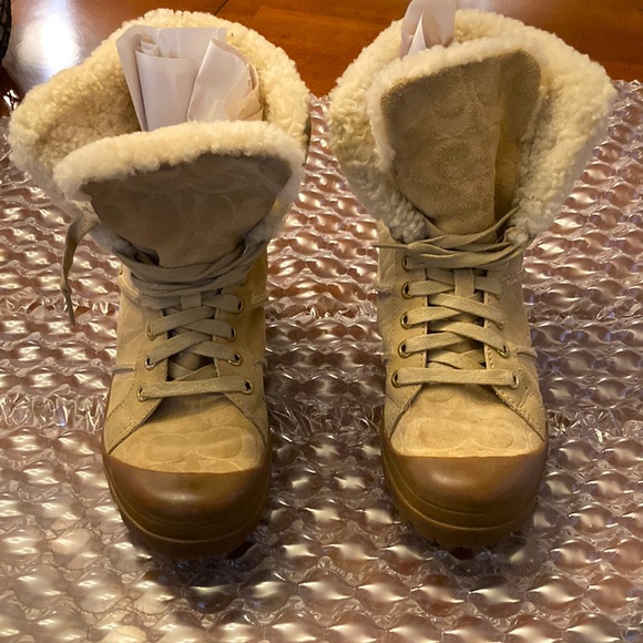 COACH WOMEN’S HALEN BEIGE SUEDE SNOW BOOTS. LIKE NEW. SIZE 7.5. SIGNATURE. NICE! - Picture 1 of 16